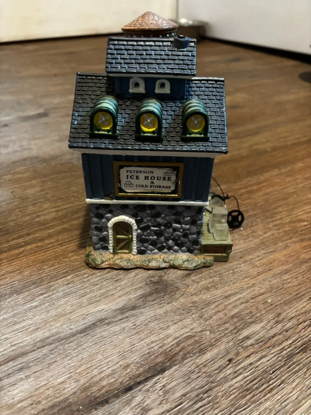 Lemax Christmas Village light up house Peterson Ice House & Cold Storage